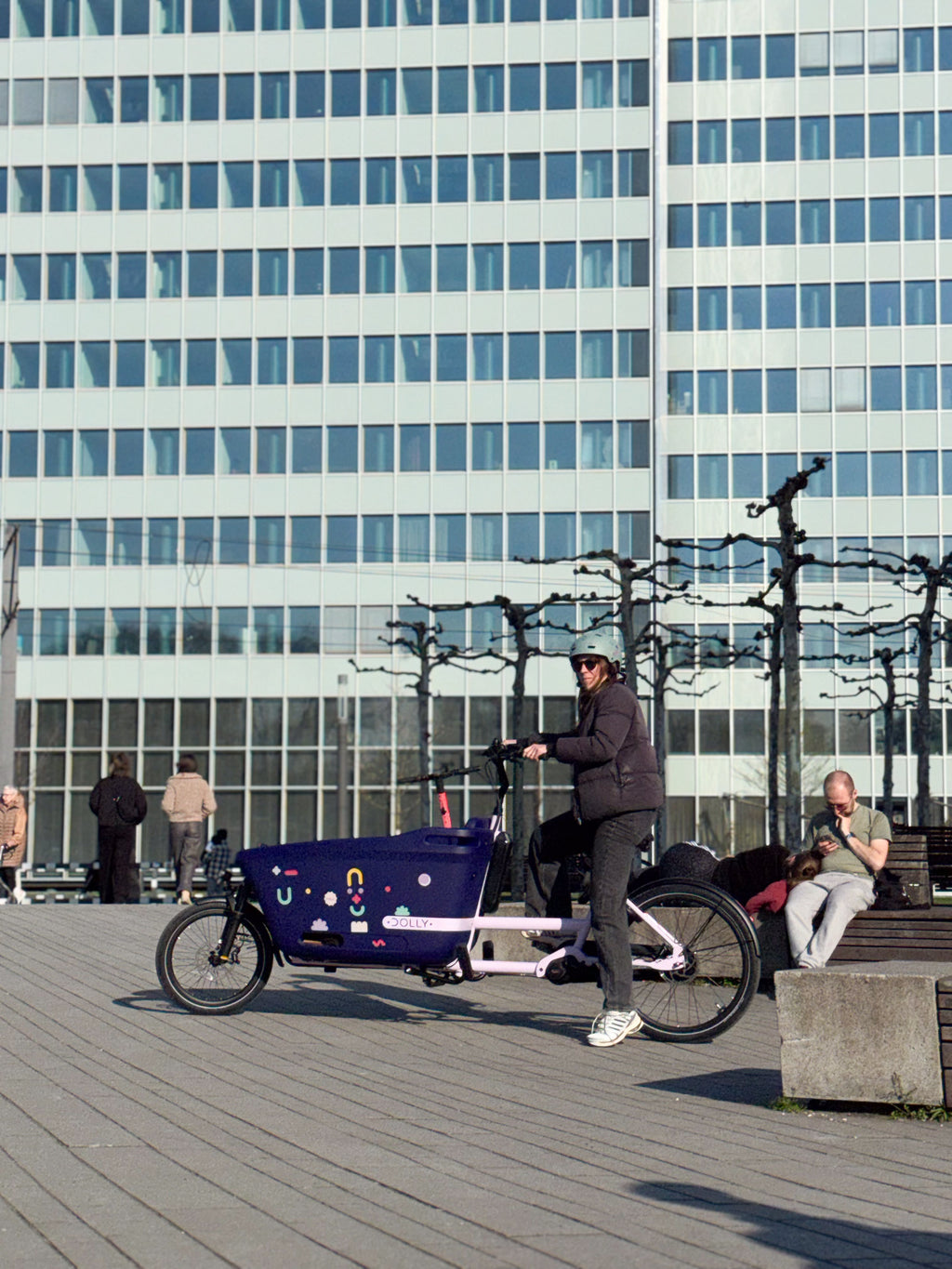 Reflektierende Lastenrad-Sticker Dolly Edition auf Cargo-Bike-Kiste in urbaner Umgebung

