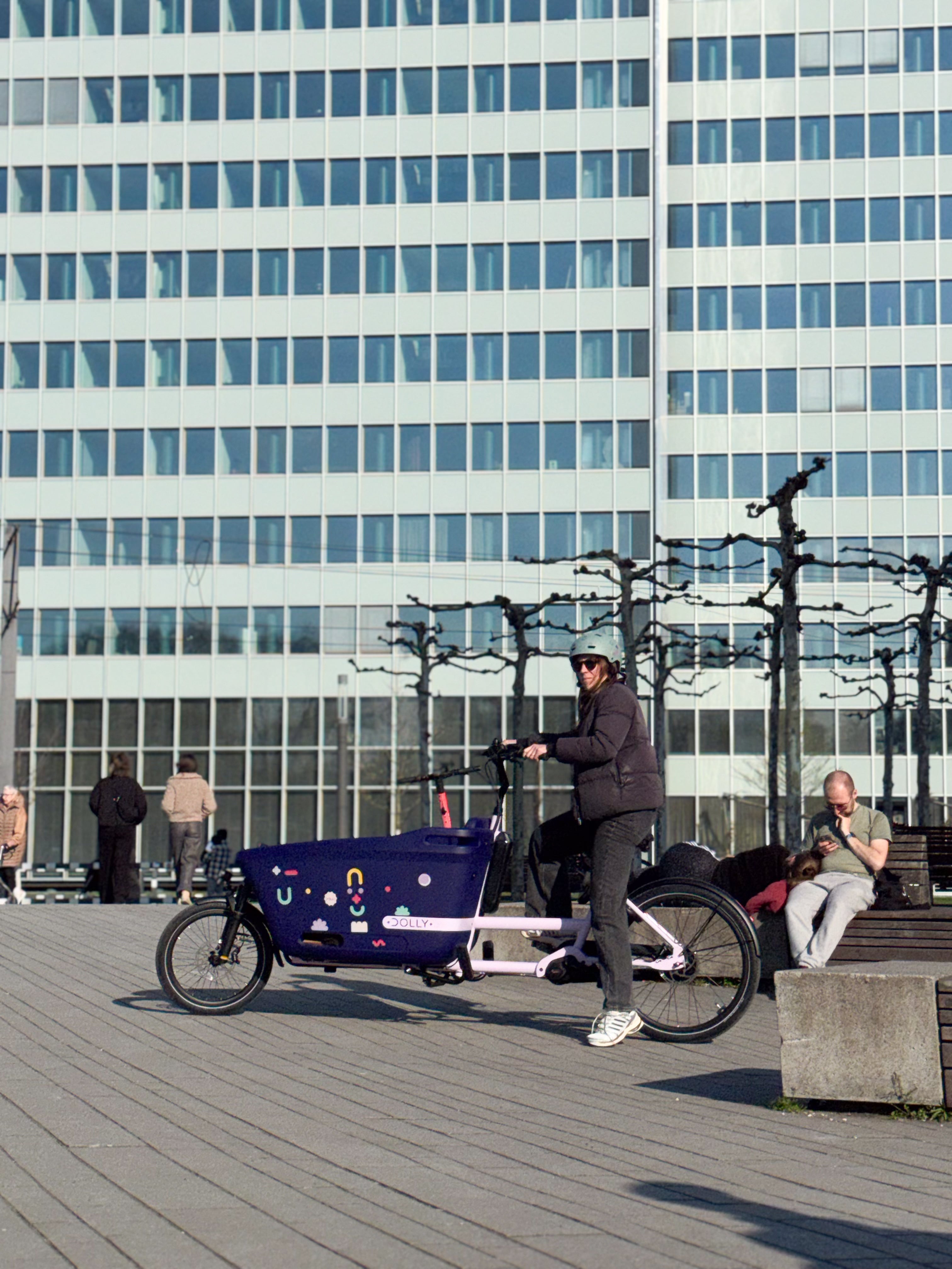 Reflektierende Lastenrad-Sticker Dolly Edition auf Cargo-Bike-Kiste in urbaner Umgebung

