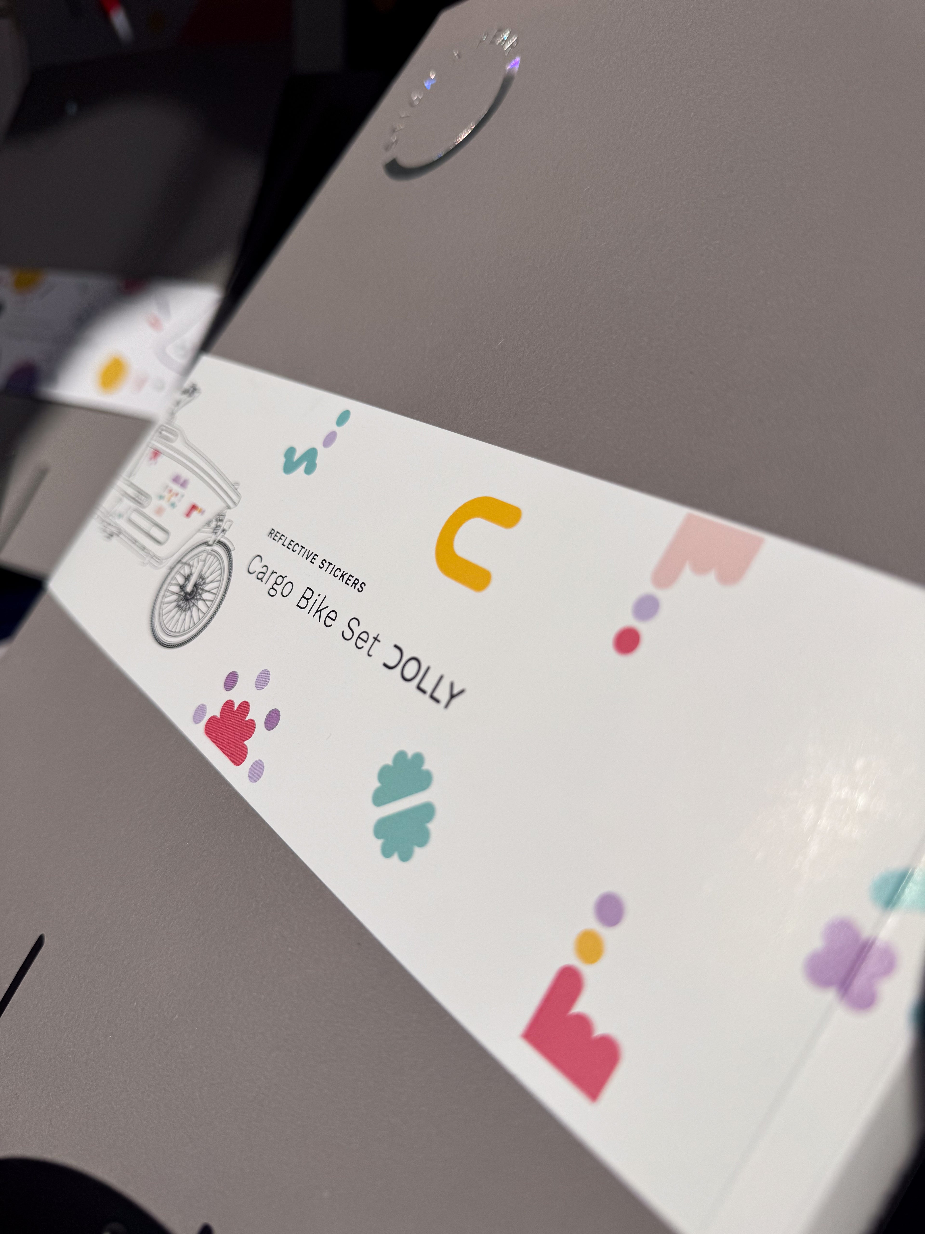 Reflektierende Lastenrad-Sticker Dolly Edition auf Cargo-Bike nachhaltig verpackt