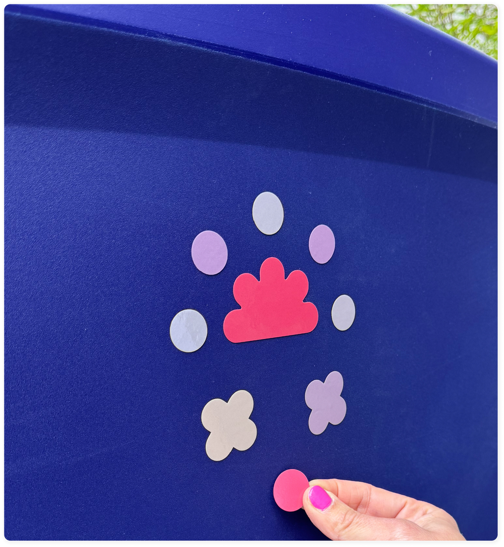 Reflektierende Lastenrad-Sticker Dolly Edition auf Cargo-Bike-Kiste bei Nacht – Stick A Pear

