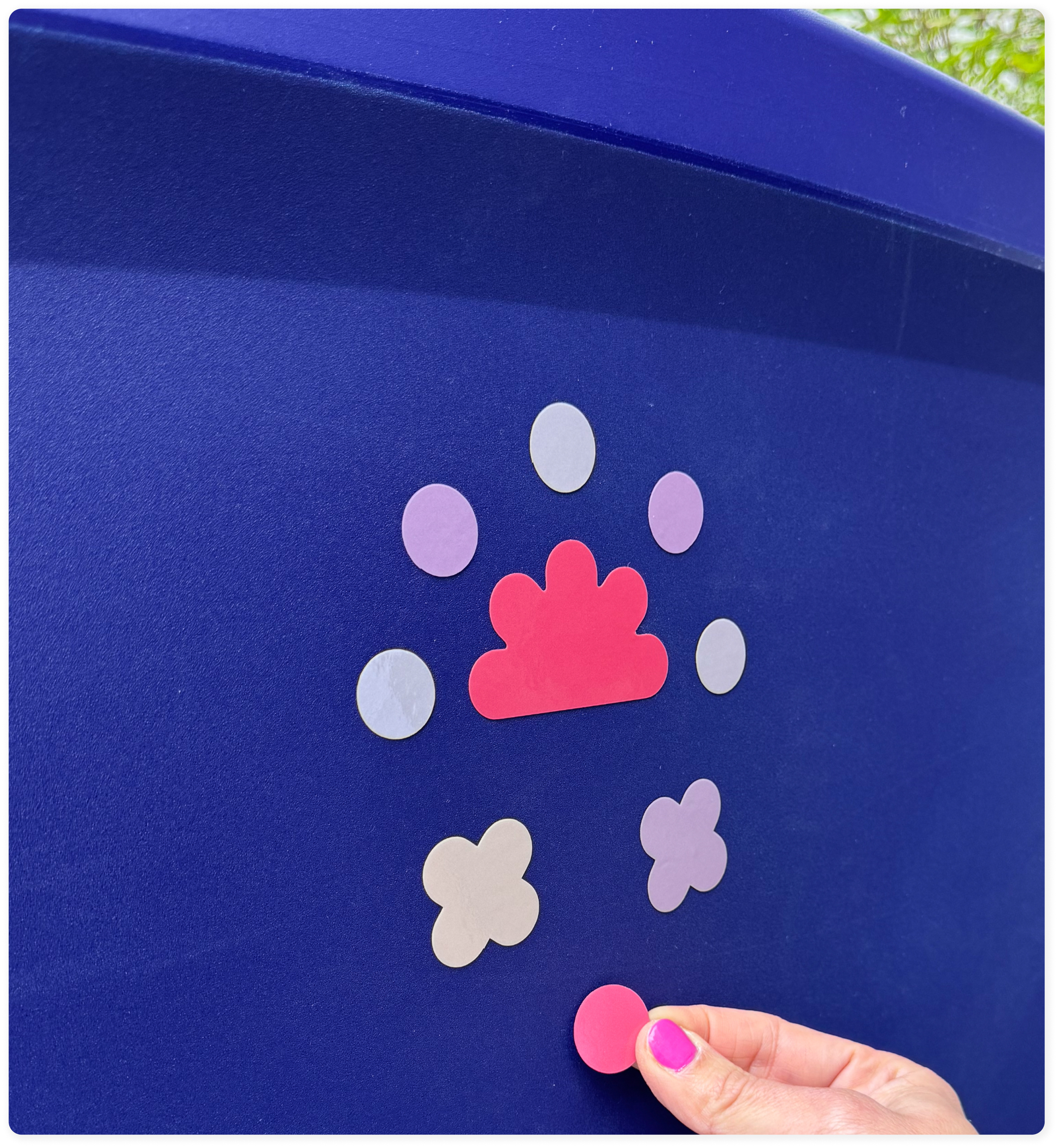 Reflektierende Lastenrad-Sticker Dolly Edition auf Cargo-Bike-Kiste bei Nacht – Stick A Pear

