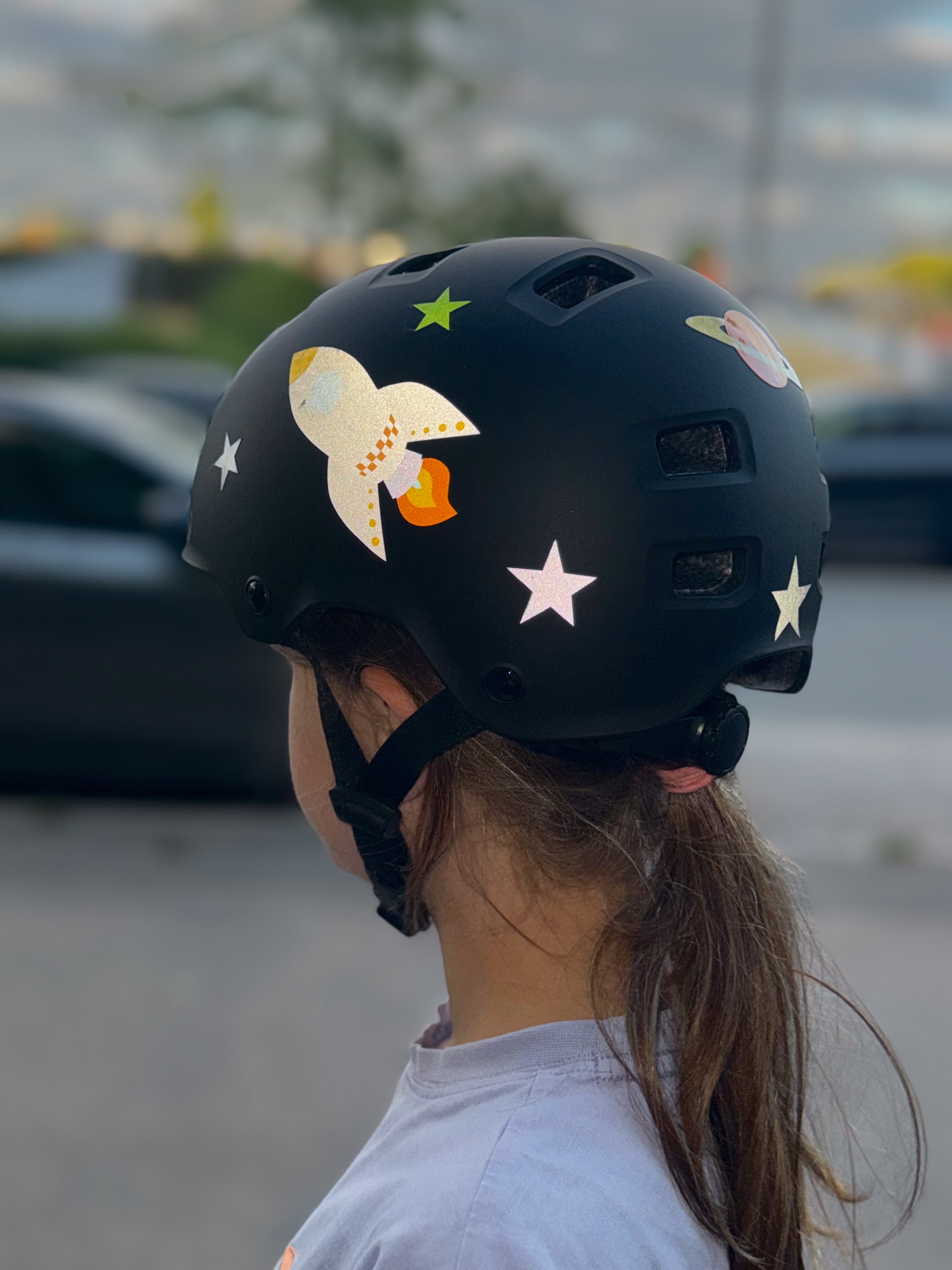 „Reflektierende Helmsticker für Kinder von Stick A Pear – Weltraum-Design mit Rakte, Planet Erde und Sternen auf schwarzem Fahrradhelm, sichtbar im Straßenverkehr, Reflektoren, Back to School, Schultüte